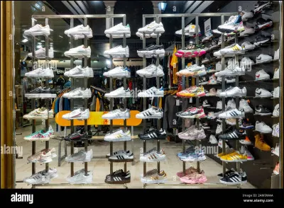 Dans une vitrine, tu vois une paire de baskets hors de prix...