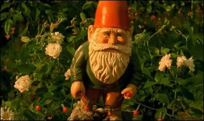 Ce nain de jardin est récurrent dans le film...