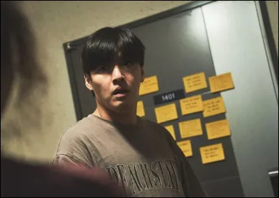 De quel film Netflix est issue cette photo ? 
Petit résumé = un homme qui a tout investi dans un nouvel appartement découvre qu'il renferme des bruits étranges...