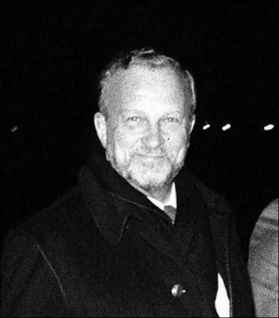 Ministre du Raimbow Warrior sous Mitterrand, il s'agit de Charles ...