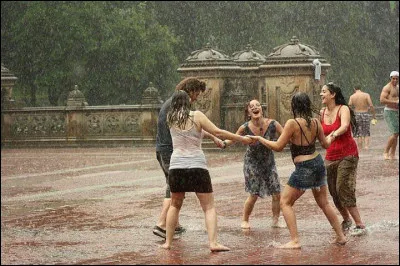 Quel pays organise une fête de la pluie chaque année pour invoquer la pluie ?