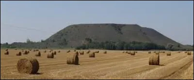 Vous avez sur cette image le terril n°98, à Estevelles. Ville de l'arrondissement de Lens, traversée par le canal navigable de la Deûle, elle se situe dans le département ...