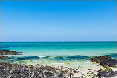 Quel est le nom de l'île réputée pour avoir des femmes qui plongent sous l'océan dans des conditions particulières difficiles le jour ?