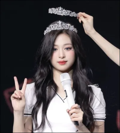 Quelle taille fait Ahyeon ?