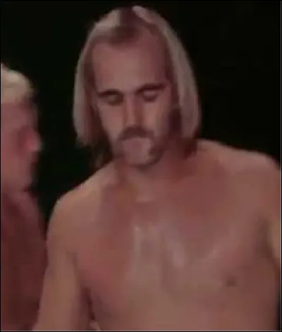 En quelle année Hogan a-t-il effectué son premier combat de catch ?