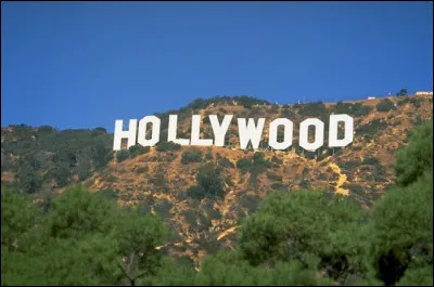 Quel est l'autre nom du panneau Hollywood érigé sur le mont Lee, une colline surplombant le quartier éponyme ?