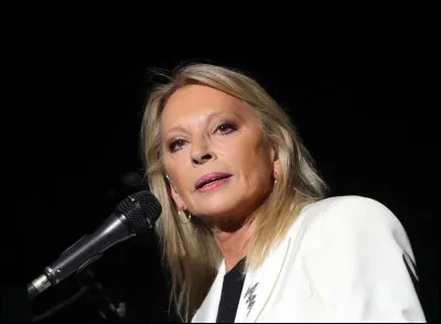 Qui est cette chanteuse dont le cinquième album studio s'intitule ''Hollywood'' ?