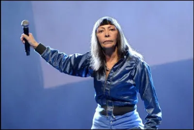 Qui est cette chanteuse dont l'une des chansons s'intitule ''Hollywood'' ?