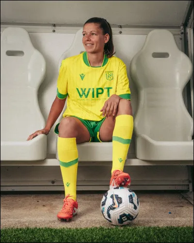 J'ai mis cette question juste en-dessous de son rival : à quel club appartient ce maillot ?