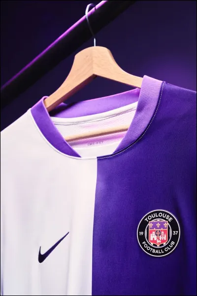À quel club appartient ce maillot ?