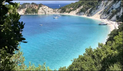 Combien d'habitants compte l'île d'Ithaque ?