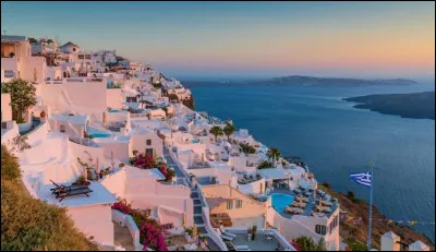 Quelle est la forme de l'île de Santorin ?