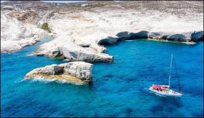 Comment s'appelle le port principal de l'île de Milos ?