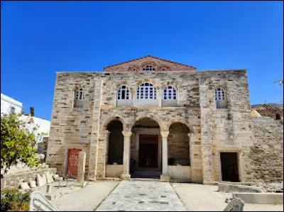 Comment s'appelle cette basilique située sur l'île de Paros ?