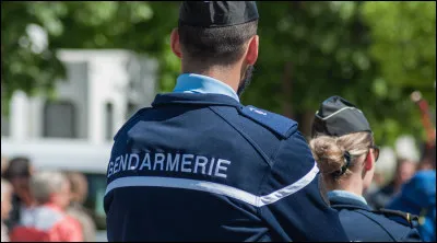 Qu'était-il obligatoire pour les gendarmes français jusqu'en 1933 ?
