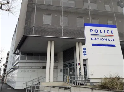Quel nom peut-on donner à un poste de police ?