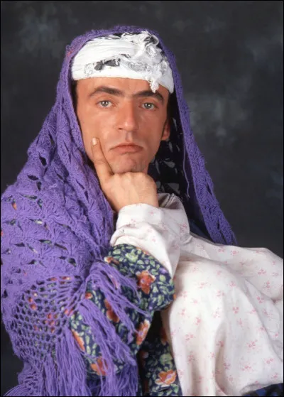 Dans un célèbre sketch, quel personnage interprété par Élie Kakou appelle la police pour savoir où est son mari ?