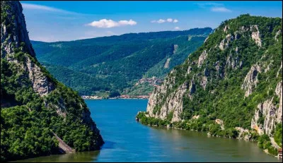 Quel pays n'est pas traversé ni bordé par le "Danube" ?