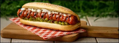 Pour terminer, tu achètes un hot-dog et te rends au parc pour le déguster. Soudain, un chien sorti de nulle part vient réclamer un bout. Que fais-tu ?