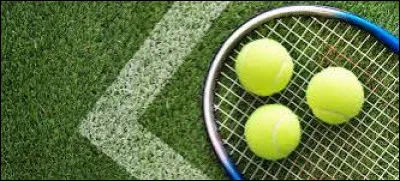 De quelle couleur à quelle couleur sont passées les balles de tennis pour être plus facilement visibles à la télévision ?