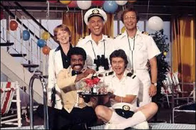 Quel est le nom du paquebot de la série "La Croisière s'amuse" ?