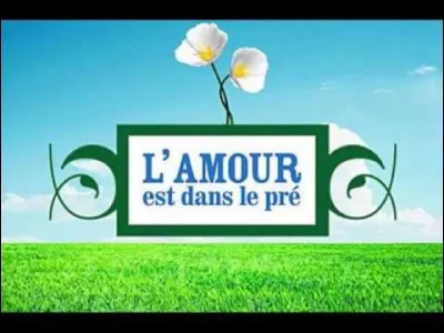 Quel chanteur britannique est l'auteur-interprète de la chanson du générique jusqu'à la dixième saison ?