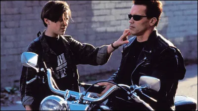 Dans Terminator 2, quel acteur joue le rôle de John Connor ?