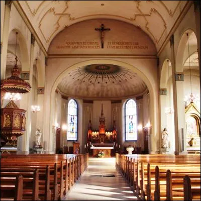 Quel élément constitutif dune église chrétienne, qui devient courant dans lart carolingien, peut faire office de chapelle basse organisée autour dun martyrium ?