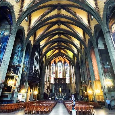 Quelle préfecture dOccitanie, où on peut prier à la cathédrale Saint-Jean-Baptiste, possède des Arlequins sportifs ?