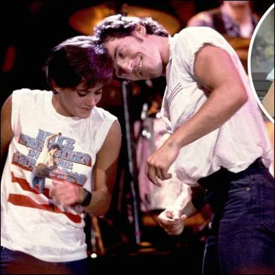 Dans quelle série télévisée peut-on voir de manière récurrente lun des personnages principaux effectuer une danse aux mouvements exagérés inspirée de Courteney Cox dans un clip de Bruce Springsteen ?
