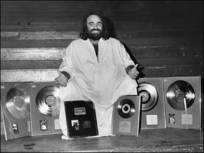 On ne présente plus Demis Roussos, l'homme aux soixante millions de disques. À quel groupe appartenait-il au départ ?