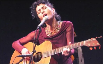 Quelle est cette compositrice et interprète grecque dont le chant s'inspire de la tragédie antique ?