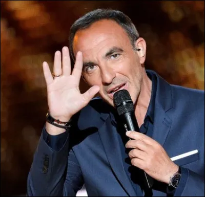 Qui est ce présentateur franco-grec ?