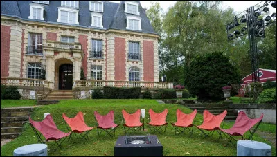 Dans quelle émission de jeunes talents doivent-ils chanter et danser lors de concerts en direct, et dont nous pouvons aussi vivre la vie quotidienne au château de Dammarie-les-Lys.