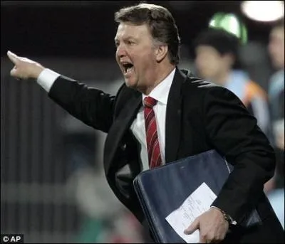 Entraineur vainqueur de la ligue des champions en 1995, champion d'Espagne en 98 et 99 et champion d'Allemagne en 2010, c'est Louis...