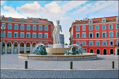 Dans quelle commune la place Masséna est-elle située ?