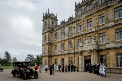 Qui sauve en premier le domaine de Downton Abbey ?