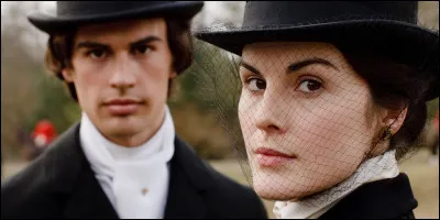 Quel est le nom complet du diplomate turc retrouvé mort dans le lit de Lady Mary ?