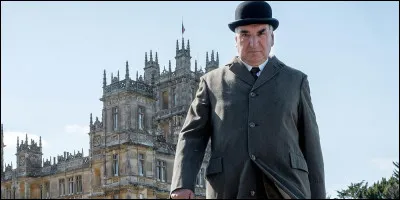 Quel objet Carson prend-il le temps d'acheter, lorsqu'il est en France dans le second film ?