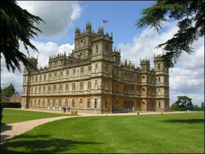 Quel est le véritable nom du domaine qui sert de décor à Downton Abbey dans la série ?