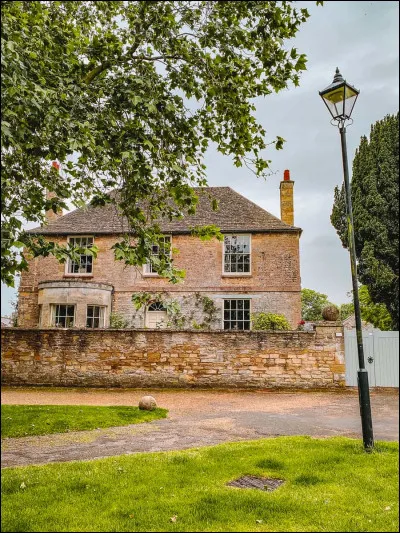 Quel est le nom du réel village ayant servi à tourner le village de Downton ?