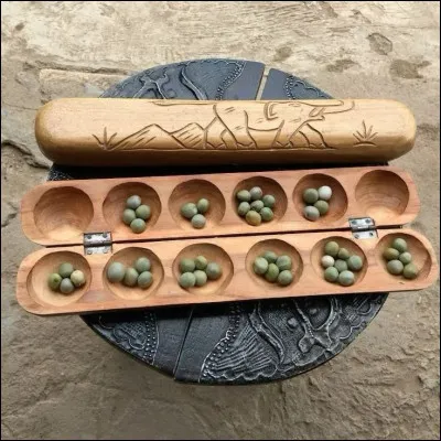 Quel jeu traditionnel africain, également appelé "awélé", est un jeu de stratégie et de capture ?