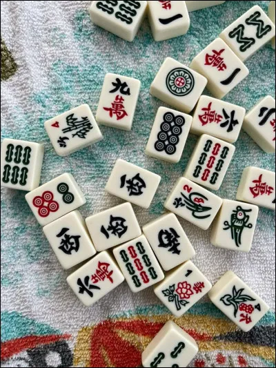 Le mah-jong se joue traditionnellement à quatre joueurs. Combien utilise-t-il de tuiles ?