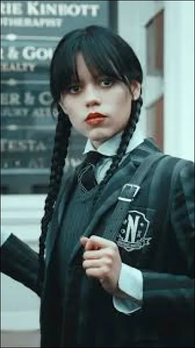 Avec quel personnage Morticia a-t-elle fait ses études ?