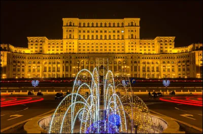 Dans quelle ville se situe le plus grand bâtiment administratif d'Europe ?