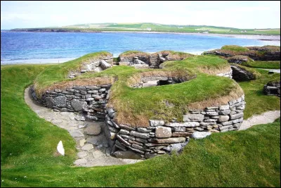 Où se situent de célèbres sites archéologiques dont Skara Brae ?