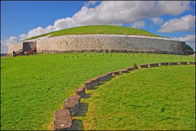 Où se situe le site néolithique de Newgrange ?