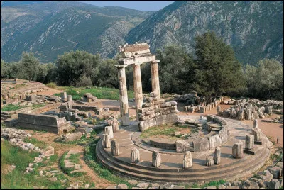 Comment se nomme la cité grecque située sur le mont Parnasse connue pour son oracle ?