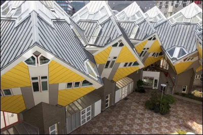 Dans quelle ville hollandaise peut-on voir les célèbres maisons cubiques ?