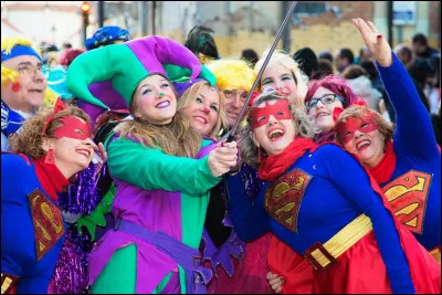 Dans quelle ville se déroule le carnaval de Cwarmê ?